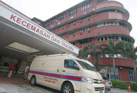 Ketika berada disisinya, hendaklah kita sentuh dan pegang tangannya kemudian letakkan tangan di dahinya dan tanya tentang penyakit. Bersegera Ziarah Orang Sakit