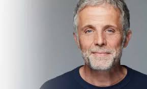 Stéphane Guillon en interview pour le théâtre et son autobiographie