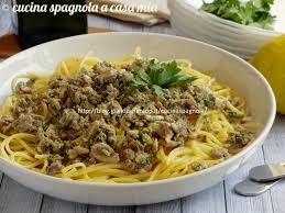 Tagliate la testa e la coda, sventratele e sfilatetele. Ricetta Facile Pasta Con Le Acciughe Fresche
