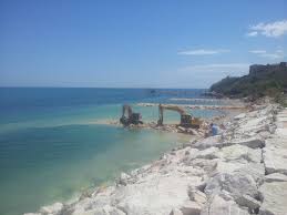 Nel corso degli anni, dalla costa del turchino di san vito chietino, la generazione dei verì si è spostata sulla costa di rocca san giovanni, più a sud, dove oggi gestiscono tre trabocchi. Il Centro Dimenticati I 40mila Euro Del Trabocco Di D Annunzio San Vito Bene Comune