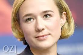 As well as born august 30, 1992 in köln to danish parents and swedish mother, adella is the fourth daughter of. Alba August Schauspielerei Half Ihr Durch Die Schulzeit Ostfriesen Zeitung