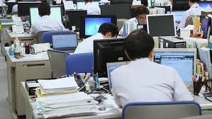Japan Which Invented Workaholics Tells Employees Go Home Already The Wall Street Journal In 2020 Workaholics Japan Wall Street Journal