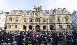 Around one in four uk students currently receives support. Oxford University Students Impacted By George Floyd S Death Can Apply For Mitigating Circumstances Readsector