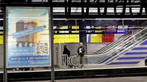 Reisende müssen mehr zeit für den weg zum flughafen einrechnen. Zurich Flughafen Verbannte Die Werbung Nun Hangen Die Plakate Im Unterirdischen Bahnhof Der Sbb