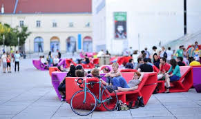 Von Enzi Bis Enzo Wenn Mobiliar Das Stadtbild Pragt Mobiliario Urbano Mobiliario Exterior Parques