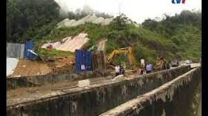 Dikaitkan dengan campur tangan manusia. Tanah Runtuh Km97 Gua Musang Selesai Dibersihkan 4 Jan 2017 Youtube