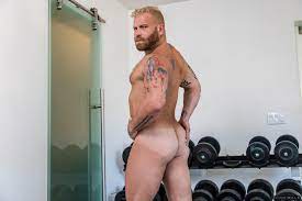 Muscle Daddy Riley Mitchell Is An Amazing Performer