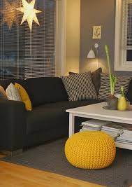 La Couleur Jaune Moutarde Nouvelle Tendance Dans L Interieur Maison Archzine Fr Decoration Salon Jaune Idee Deco Salon Deco Salon