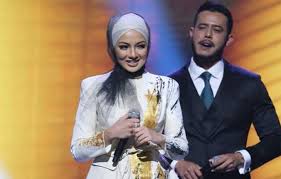 Anugerah ini merupakan kesinambungan kepada penganjuran anugerah era dan menggunakan tema yang. Neelofa Nyaris Terjatuh Di Anugerah Meletop Era 2018 Sengaja Dirancang Iluminasi