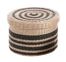 Ce panier aidera à garder votre maison confortable et organisée. Panier En Rotin Naturel Et Lignes Noires Avec Couvercle D27xh18cm Paniers Boites De Rangement Pier Import