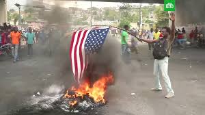 It is a bicolour flag featuring two horizontal bands coloured blue and red, emblazoned by a white rectangular panel bearing the coat of arms of haiti. Zhiteli Gaiti Poprosili Rossiyu O Pomoshi Video Ntv Ru