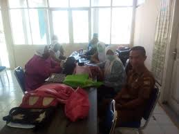 Ibu hamil menjelang proses persalinan dianjurkan untuk mobilisasi seperti berjalan ke kamar mandi sendiri. Kegiatan Quick Wins Persiapan Persalinan Ibu Hamil Di Desa Cimungkal Berita Merdeka Online