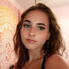 Ellie Archer's Instagram, Twitter & Facebook