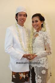 Kumpulan kolekasi mengenai contoh desain model gambar dan foto baju kebaya muslim untuk akad nikah dan pengantin yang dapat anda jadikan sebagai bahan pandangan dalam memilih baju pernikahan atau wedding dress busana muslim anda sesuai dengan tren terbaru baju muslim model. Kebaya Akad Nikah Dan Jasko Ai Sei