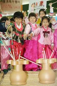 Este artículo se centra en los juegos tradicionales en españa, incluyendo populares juegos para adultos y los típicos juegos para niños. Juegos Tradicionales De Corea K Pop Amino