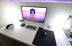 Another Look At Will 26 S Gaming Desk Setup We Ve Seen A Lot Of Ikea Karlbys Used As Desks But The Backboard Application H In 2020 Setup Gaming Desk Setup Desk Setup