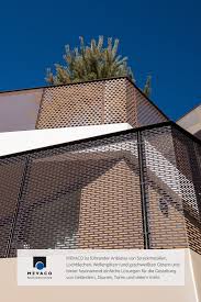 Die Unterschiedlichen Kanten Der Lochblechfassade Sind Der Bergigen Umgebung Nachempfunden Mevaco Faszi Blech Fassade Balkon Gelander Design Gelander Balkon