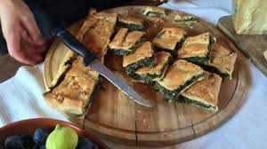 Erbazzone Gemusekuchen Gefullt Mit Wildem Spinat Mangold Oder Chicoree Gemusekuchen Lebensmittel Essen Essen