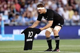 The all blacks select on character as well as talent, which means that a number of prominent young players in new zealand never get selected as well. Rugby All Blacks Fazem Haka Em Homenagem A Maradona Antes De Vencerem A Argentina Rugbi Ge