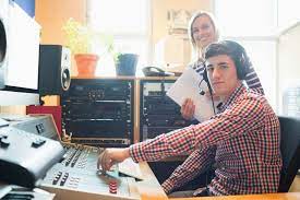 Vale A Pena Fazer Um Curso De Locutor De Radio