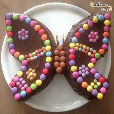 Gateaux Sur Le Theme Des Papillons Anniversaire Maman Sur Le Fil En 2020 Gateau Smarties Gateau Papillon Gateau Papillon Enfants