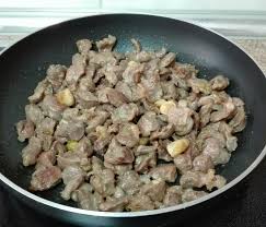 Hoy les presentamos un saltado de mollejas de pollo , este platillo es delicioso y es uno de los más consumidos en la prestigiosa cocina peruana. Mollejas De Pollo Al Ajillo Acomerypunto