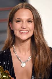 Alicia Vikander wins Best Supporting Actress and shares a kiss with Michael  Fassbender at the 2016 Academy Awards|Lainey Gossip Entertainment Update