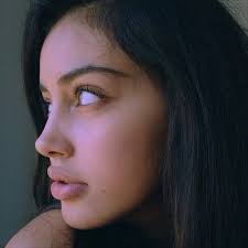 Love Her Natural Look You Don T See Much Of It These Days Perfect Nose Pretty Nose Nose Job