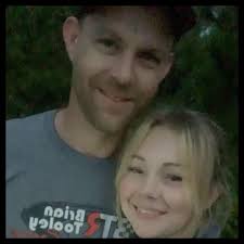 When she arrived in my garden she had 21 babies. Two days later she had 8 &  yesterday down to 6. The Drakes keep chasing her & the babies are often  left unattended.