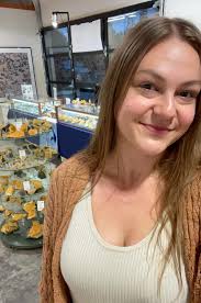 Last day of my fossil and mineral show at the Talent Gallery! Excited to  watch my dad give a talk at noon about the history of Elk Creek and all the  fun