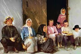 Balaban artık gidebileceği bir yeri olmadığını bilmenin hüznüyle bu köyü kendi köyü beller. Italya Da 300 Yillik Bir Turk Koyu Moena Turktoyu Turk Dunyasini Kesfet