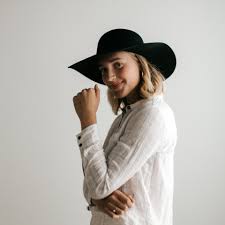 The ultimate ski bunny's accessory, bobble hats were huge in 2014. How To Wear A Hat With Short Hair Gigi Pip Guide Gigi Pip