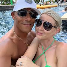 Thanksgiving is fast approaching, which means Friendsgiving and holiday  office parties are right around the corner! 🦃 What better way to celebrate  than with a sweet treat? We offer a variety of