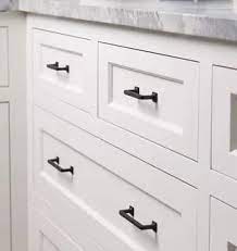Painting kitchen cabinets not only can give your kitchen a revamp, but is also a great solution for cabinets with the style you love but undertones that you aren't crazy about. 29 Catchy Kitchen Cabinet Hardware Ideas 2020 A Guide For Decorating Kitchen Cabinet Pulls Farmhouse Kitchen Cabinets Kitchen Hardware