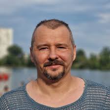 Почали роботу над запуском національної LLM. Зараз у світі відбувається  справжня АІ-революція. Уже понад 15 країн розробили більш ніж 25  національних LLM, і це тільки початок. Створення української великої мовної  моделі —