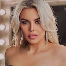 The way this man in purple the look Alia🤔