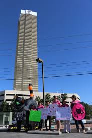 Pussies Fight Back Nv Planned Parenthood Votes Volunteers Protest At Las Vegas Trump Hotel With Giant Inflatable Cats