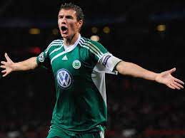 Wolfsburgs super stürmer edin dzeko edin dzeko fußballgott. Ballon D Or Steckbrief Edin Dzeko Vfl Wolfsburg Goal Com