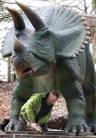 Uno de los encargados informáticos que controlan la seguridad del parque, dennis nedry, es sobornado por la compañía rival de ingen, biosyn, para que robe los embriones de dinosaurio y se los entregue. No Es El Parque Jurasico Sino El Parque Safari De Blair Drummond Cgtn En Espanol