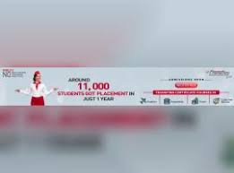 एयर होस्टेस क्या है?: विषय, फीस, प्रवेश 2025, करियर विकल्प