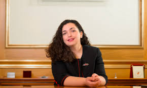 Vjosa osmani preuzela je dužnost predsednice od vršioca dužnosti gauka konjufce koji je kao predsednik skupštine obavljao tu dužnost. Vjosa Osmani Tregon Se Pse Kurre S Beri Dasem Video Ballkani Info