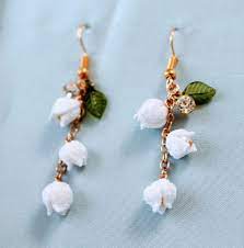 すずらんのちりめんのピアス 白 つまみ細工 ジュエリーパターン つまみ細工 ピアス ハンドメイド ピアス 作り方