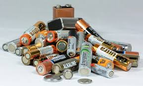 In questo terreno nei pressi di via prenestina qualche delinquente (trovate voi un termine più appropriato) ha scaricato un po' di tutto: Pile Usate E Batterie Esauste Rifiuti Pericolosi Da Smaltire Correttamente Menorifiuti