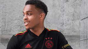 The black strip, which features red, yellow and green details and has three little birds just below the collar on the back of the shirt, is a tribute to the dutch club's fans' love for the reggae tune. Es2 23qrrsge M