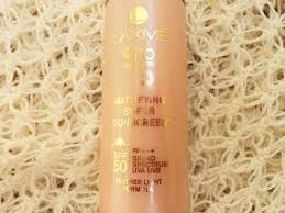 Though i don't get tanned very easily i wanted to try a sunscreen to see whether it makes any difference during summer. Lakme 9 To 5 Mattifying Super Sunscreen Spf 50 Review