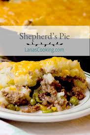 Classic Shepherd S Pie Or Cottage Pie With Ground Beef And Vegetables Topped With Creamy Mashed Potatoes An Shepherds Pie Pie And Mash Creamy Mashed Potatoes