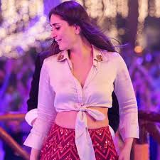 Stills From The New Kareena Movie Good Newwz A Blockbuster Party Wear Indian Dresses Indian Bride Outfits Indian Designer Outfits