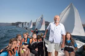 53 years old, neapolitan, vincenzo onorato is above all a sailor. Vincenzo Onorato E I Ragazzi Della Scuola Vela Mascalzone Latino Alla Family Run Friends Di Napoli Farevela Net