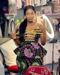 Découvrez une collection de mode femme sobre et intemporelle : Modeles Habits