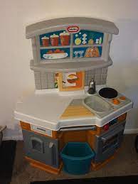 Not only is it super fun, but it also fuels your kids' imagination, makes them creative and great storytellers. Home Grown Kitchen Little Tikes
